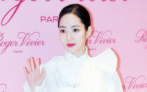 Park Min Young Mempesona Umbar Belahan Dada dan Tulis Pesan Penuh Makna
