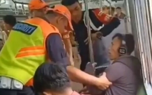 Viral Penumpang Ngeyel Merokok Dalam KRL, Ini Langkah Tegas KCI