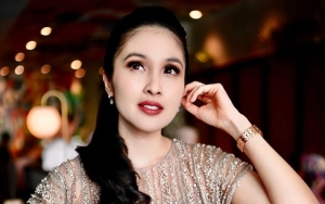  Sandra Dewi Kibas Rok Di Teras, Ukuran Halaman Rumah Bak Hotel Bintang Lima Bikin Takjub