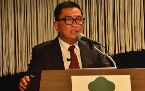 Helmy Yahya Semringah Pamer Piala Walau Geger Pencopotan Dirut TVRI