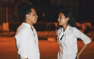 Pamer Senyum, Arie Kriting dan Indah Permatasari Kompak Bungkam Soal Restu Ibu