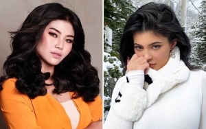  Mini Dress Rosa Meldianti Serupa Kylie Jenner, Bagian Dengkul Hitam Bikin Gagal Fokus