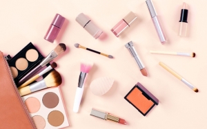 Gunakan Produk Kosmetik yang Bebas Minyak Untuk Menghasilkan Makeup yang Tahan Lama