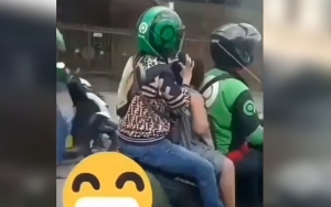 Ada-Ada Saja! Ibu Ini Asyik Cari Kutu di Kepala Anak Saat Dibonceng Ojol