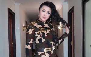 Fitri Carlina Kenang Ulang Tahun Pernikahan, Background Pesawat Garuda Picu Peringatan Ini