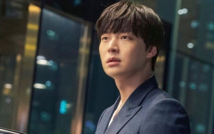 Tampil Ganteng, Ahn Jae Hyun Makin Menawan Bawa Bunga Mawar di 'Love with Flaws'