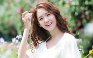 Yoona SNSD Pamer Foto Sedang Makan, Netizen Malah Salfok ke Wajah Sempurna