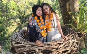 Dewi Persik Kembali Ingat Mendiang Ayah Saat Beri Ucapan Ulang Tahun  Untuk Sang Ibunda