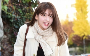 Jeon Somi Manyun dan Kedip Manja Promosi 'Laws of The Jungle' Micronesia