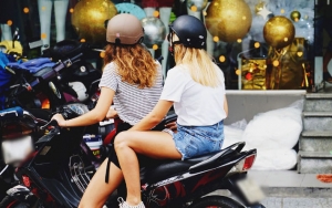 Viral Video ABG Mandi Sambil Naik Motor Di Pasuruan, Polisi: Seharusnya Itu Ditilang