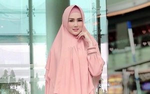 Biasa Tampil Syar’i, Mulan Jameela Singkapkan Jilbab Demi Pamer Merek Baju?