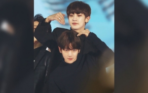 Baekhyun EXO Dorong Pantat Chanyeol Pakai Kekuatan Superhero