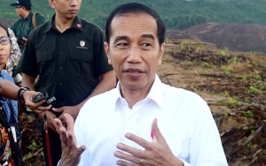 Petugas Bandara Kikuk Periksa Jokowi, Kejanggalan Ini Langsung Disorot