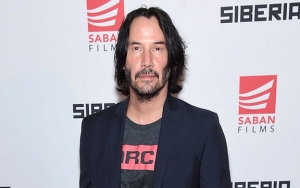 Pose Keanu Reeves Saat Foto Bareng Cewek Cantik Disorot, Lagi-Lagi Dijuluki Internet Boyfriend