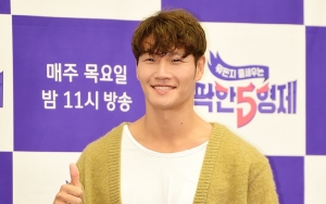 Kim Jong Kook Syok Kesakitan Usai Jidatnya Disentil Idol Cantik Ini di '5 Bros'