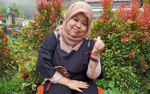 Bikin Ngakak, Begini Potret Rahmawati Kekeyi Saat Pose Imut Disamakan Dengan Produk Bedak Bayi