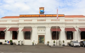 Klarifikasi Polrestabes Surabaya Soal Keluarga yang Diusir Dari Pos Polisi Saat Berteduh