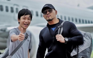 Azka Putra Deddy Corbuzier Tulis Ini Saat Selfie di Pesawat, Langsung Kena Semprot Kalina Oktarani