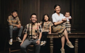 Natal Pertama Betrand Peto, Ruben Onsu-Sarwendah Ajak Foto Bahagia Ala Permen