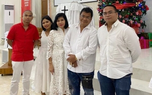 Hotman Paris Dapat Kado Natal dari Keluarga, Aksi Kaku Ogah Peluk Cium Sang Istri Tuai Protes