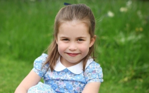 Kecantikan Putri Charlotte di Foto Keluarga Cambridge Ini Dipuji Selangit