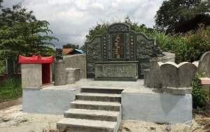 Viral Remaja Perempuan Duduki Makam Sampai Diberitakan di Tiongkok, Auto Panen Hujatan