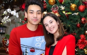 Makin Lengket Bak Prangko, Rob Clinton Sandaran Manja di Pundak Chelsea Islan Saat Rayakan Natal