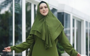  Mulan Jameela Singkap Rok Selutut Demi Endorse Stoking, Dihujat Hijrah Gadungan