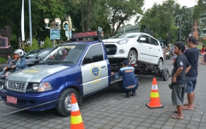 Gubernur DKI Anies Baswedan Kena Denda Ratusan Juta Gara-Gara Derek Mobil Parkir Liar