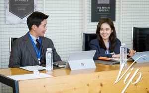 Jang Nara 'Balas Dendam' Tendang Pinggang Lee Sang Yoon di Lokasi Syuting 'VIP'