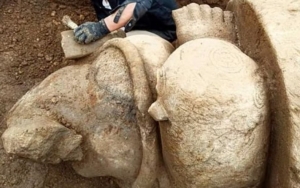 Seorang Petani Temukan Arca Ganesha Tanpa Kepala Dan Lengan Di Dieng