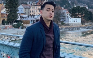 Billy Davidson Lamar Sang Kekasih di Tengah Hamparan Salju, So Sweet!