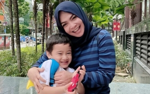 Rieta Amilia Ibunda Nagita Slavina Nyusul ke London, Langsung 'Dipalak' Rafathar Borong Mainan