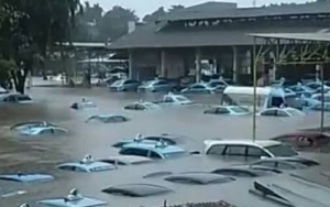 Puluhan Taksi Blue Bird Terendam Banjir, Ini Kata Manajemen
