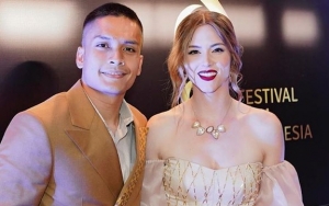 Rumah Terendam Banjir, Randy Pangalila Unggah Foto Romantis 'Ngungsi' Bareng Istri di Atas Genteng