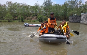 Warga Bekasi Terperangkap di Rumah Akibat Banjir, BPBD Ungkap Perahu Karet Minim