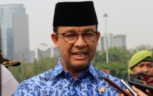 Anies Beri Pujian Perempuan Petugas Pintu Air Manggarai yang Tembus Banjir Demi Jalankan Tugas