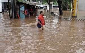 Bantuan Makanan Tak Kunjung Datang, Warga Terdampak Banjir Pilih Memancing
