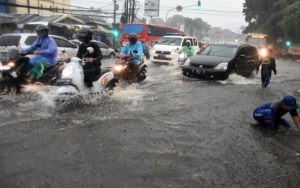Jakarta Diterjang Banjir, Intip Deretan Sikap Santuy Warga Terdampak Ini