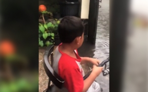Banjir Jakarta, Bocah Ini Justru Dapat 'Rezeki' Ikan Nila Di Depan Rumah