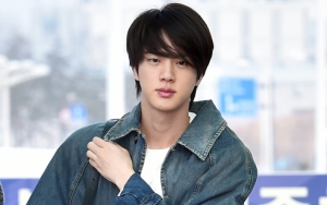 Lucunya Jin BTS Jadi Korban Usil Fans Akibat Duduk Paling Pojok di V Live