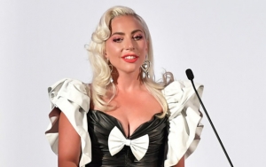 Lady Gaga Cium Pria Berewok di Malam Tahun Baru, Siapa?