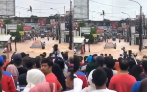 Viral Angkot Sukses Terjang Banjir Tinggi Bak Iklan Mobil, Warganet: BMW Nangis Lihat Ini