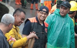 Anies Baswedan Kembali Dipuji Gubernur Rasa Presiden Usai Ikut Kerja Bakti Bareng Warga