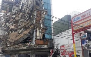 Diduga Lapuk Terendam Air, Gedung 4 Lantai di Slipi Ambruk