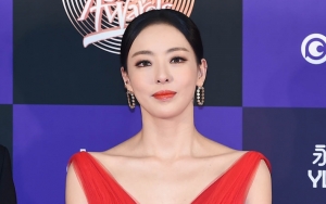 GDA 2020: Lee Da Hee Kepergok Pakai Sandal Selop Sepanjang Acara, Ini Alasan Pentingnya
