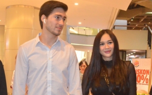 Suami Bule Akhirnya Unggah Momen Bareng Aura Kasih dan Anak Usai Heboh Diisukan Cerai