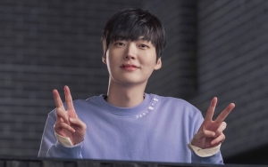 Postingan Sedih Ahn Jae Hyun Soal 'Love With Flaws' Malah Dibilang Mirip Roy Kiyoshi
