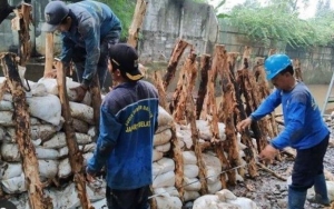 Anies Baswedan Soal Tanggul DKI: Bukan Jebol Tapi Retak