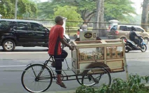 Sambil Gendong Putrinya yang Lumpuh, Pria Ini Berkeliling Jualan Roti Demi Nafkahi Keluarga